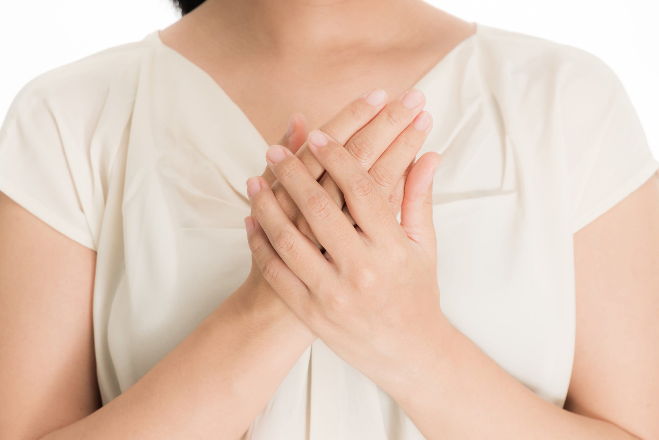 胸の前で手を重ねる人