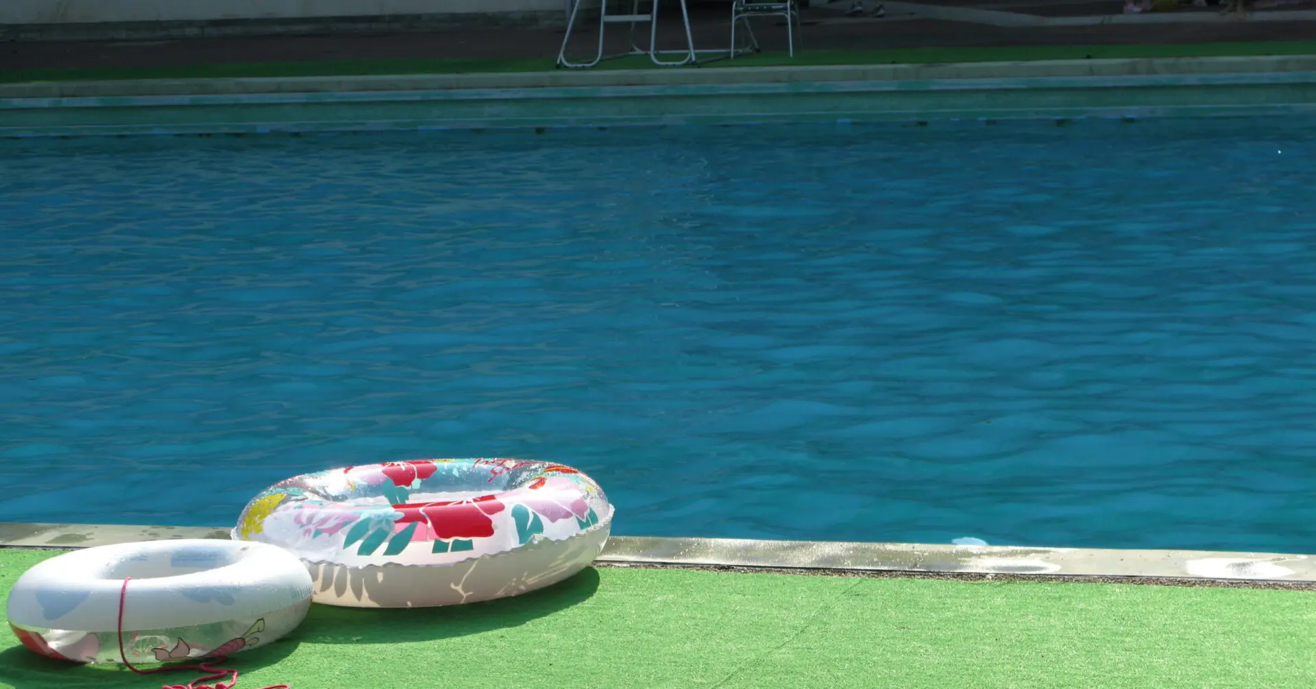 逗子市 海のほとり美術館「みんなでつくるプールでの大型アート作品」