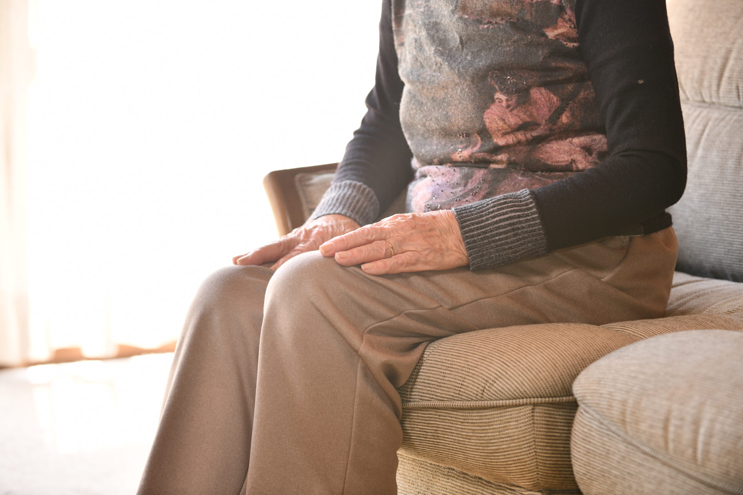 【茅ヶ崎市】椅子に座ってゆったり動く「シニアのためのチェアヨガ」を開催します